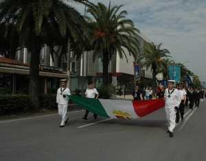 La Bandiera della Marina Militare portata da 2 marinai della G.C. di Carrara e da 2 soci ANMI Carrara